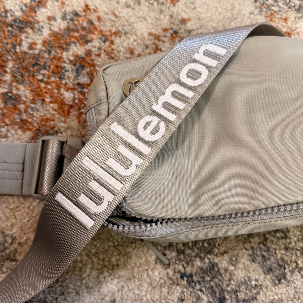 Lululemon Everywhere 1L Belt Bag - Picture 2 of 4